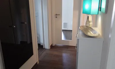 Flur mit großer Garderobe und Schuhschrank