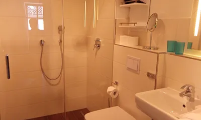 Badezimmer mit Regendusche