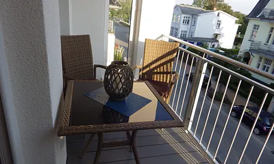 Kleiner, überdachter Balkon zur Straße