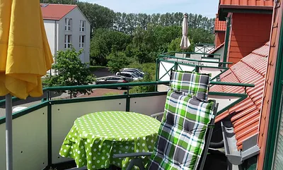 Süd-Balkon mit Sonnenschirm und Balkonmöbeln
