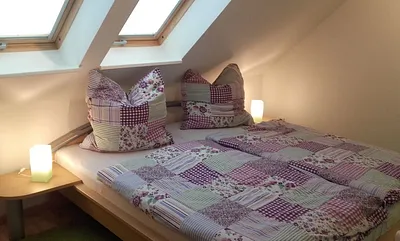 Schlafzimmer mit Doppelbett