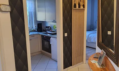 Diele mit einem Abstellraum, Einbauschrank und  Safe 