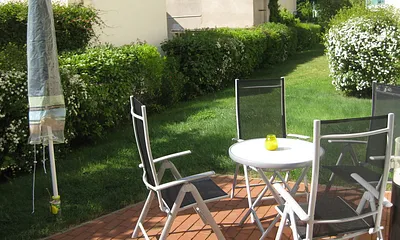 Garten Terrasse mit Möbeln und  Sonnenschirm