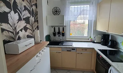 Küche komplett ausgestattet mit Kaffeemaschine, Nespressomaschine, Toaster, Microwelle,  Kühlschrank, Spüllmaschine, Eierkocher, Wasserkocher.