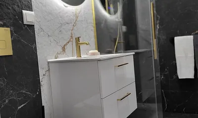 Toilette , Dusche, Föhn, viele Abstellmöglichkeiten 