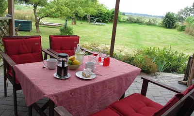 Terrasse mit Blick in den Garten und in Richtung Bodden