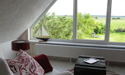 Loungebereich mit Blick auf den Bodden und in den Garten