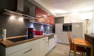 Küchenbereich mit Backofen und Spülmaschine