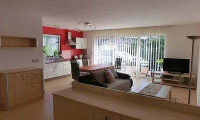 lichtdurchfluteter Wohnbereich dank großer Fensterflächen