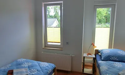 Das Schlafzimmer hat nicht nur 2 Betten sondern auch 2 Fenster