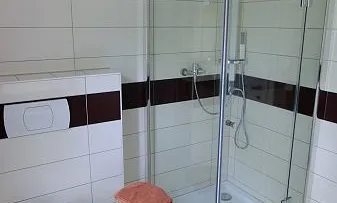 Bad mit Dusche u. WC