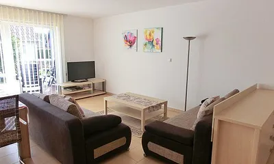 Sitzecke mit SAT-TV und DVD-Player