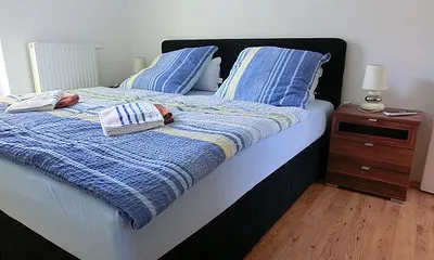 Das Doppelbett ist ein bequemes Boxspringbett