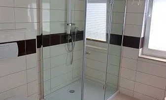 große Dusche u. WC