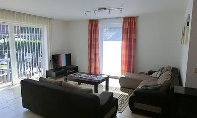 Sitzecke mit SAT-TV, Bluray-Player und Videorecorder