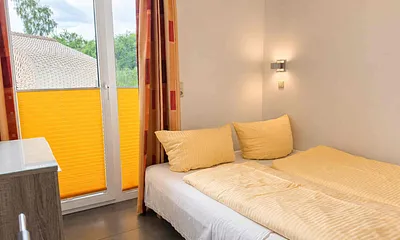 kleines Schlafzimmer mit Schlafcouch (1,60m breit)