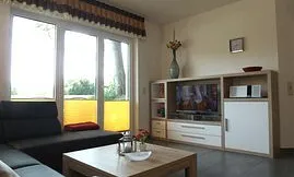 großzügiges Wohnzimmer mit Tür zur Terrasse