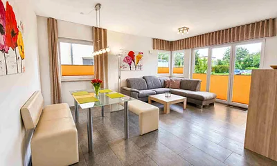 großzügiges Wohnzimmer mit Tür zur Terrasse