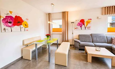 großzügiges Wohnzimmer mit Esstisch