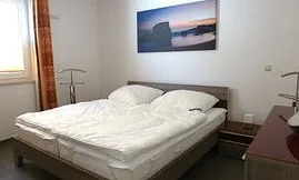 großes Schlafzimmer mit Doppelbett