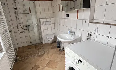 Dusch-Bad mit Fenster und Handtuchheizung