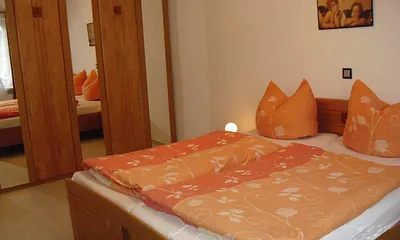 Schlafzimmer, Doppelbett, Kleiderschrank