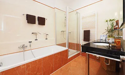 Badezimmer mit Dusche & Badewanne