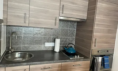 Voll ausgestattete Küche mit Geschirrspüler, Backofen (mit integrierter Mikrowelle), Toaster, Kaffeemaschine, Zwei-Platten-Herd und Kühlschrank mit Gefrierfach