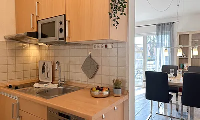 VOLLAUSGESTATTETE KÜCHENZEILE