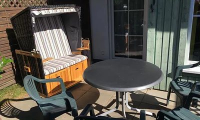 Terrasse mit Möbeln und Strandkorb