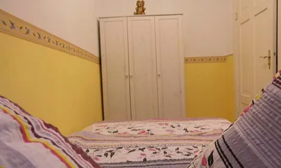 2. Schlafzimmer Kleiderschrank