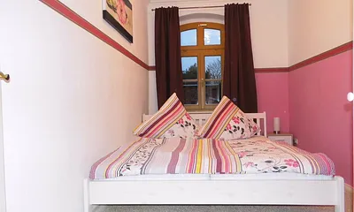 Schlafzimmer mit Doppelbett 1,80m x 2,00m