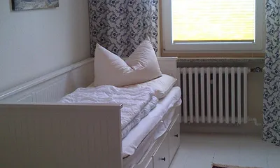 Schlafzimmer 2 mit zusätzlichem Kinderbettchen