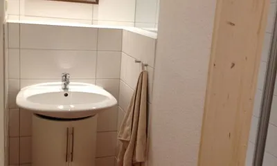 modernes Bad mit Dusche und WC