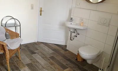 Großzügiges Bad mut Dusche und WC