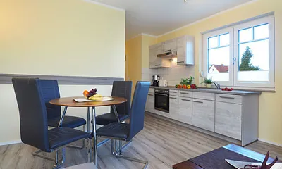 Küchenzeile mit Eßtisch