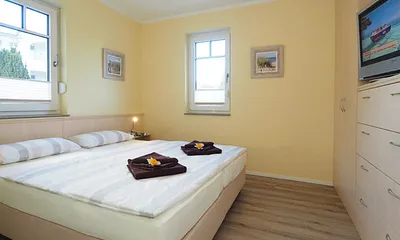 Schlafzimmer mit 2. TV