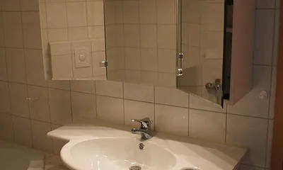 Bad mit Dusche und WC