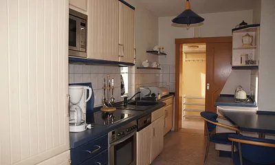 Küche mit Einbauküche,Ceranherd,Kühlschrank mit Gefrierfach,Geschirrspüler,Mikrowelle...