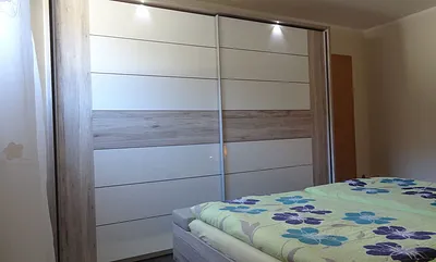 großzügiger Schrank im Schlafzimmer