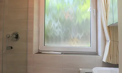 2 renovierte Badezimmer mit Dusche und WC