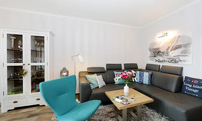 großzügiges Wohnzimmer