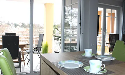 Küche mit Blick auf Balkon