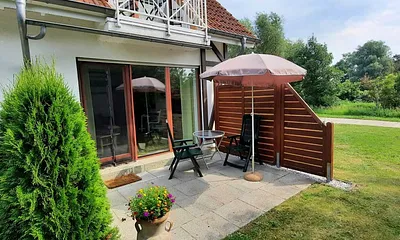 Terrasse mit Gartenmöbeln