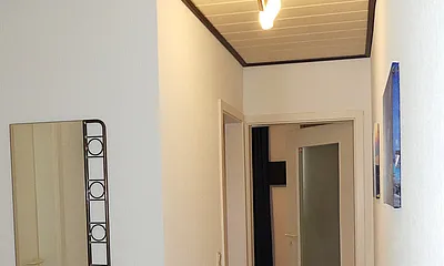 Flur mit Spiegel, Schirmständer
