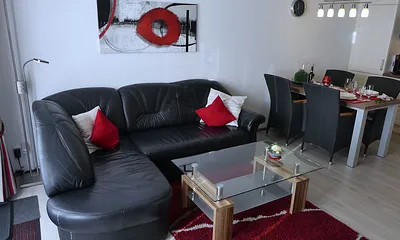 Wohn-/Essbereich mit Ledersofa und Couchtisch