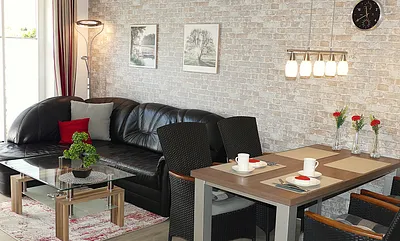 Wohn-/Essbereich mit Ledersofa und Couchtisch