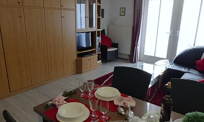 Schrankwand im Wohnbereich mit Schrankbett zur Schlafgelegenheit für die 3. und 4. Person, TV, DVD-Player, Soundbar, Audio-Anlage, Infomappe, Gebrauchsanleitungen, Spiele, Bücher, uvm.