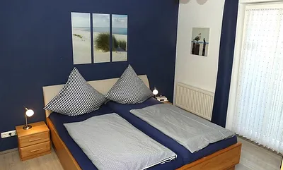 Schlafzimmer mit Doppelbett und Nachttischen incl. Lampen, Wecker mit Projektion der Uhrzeit