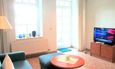 Wohnraum mit ausziehbarem Schlafsofa Richtung TV